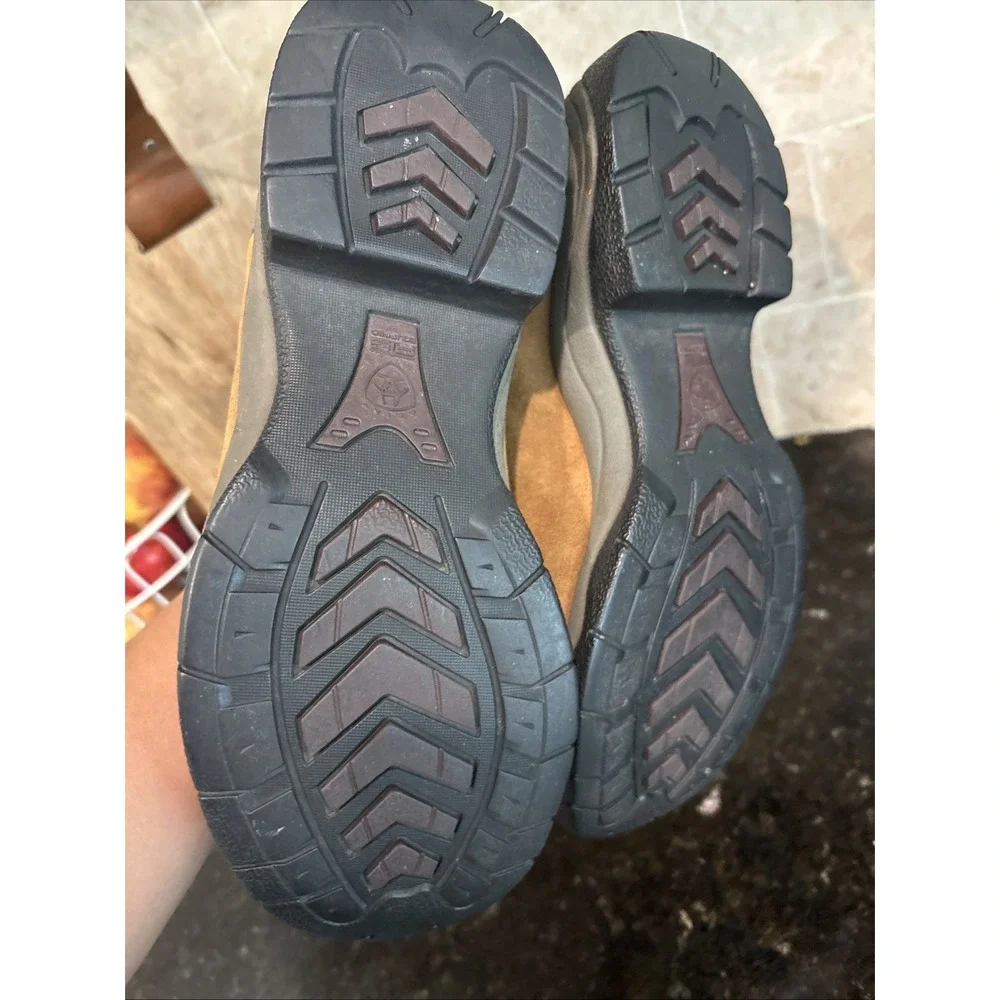 ARIAT BARN SHOES UNISEX SIZE 7B STYLE 70422 LEATHER UPPER SLIP